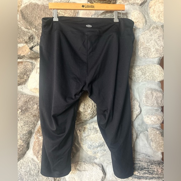 NWOT Maurices in Motion Size 2 Gym Yoga Pants 3/4 Leg Crop Below Knee Spandex - Picture 2 of 3